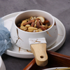 Белая керамическая чаша с деревянной ручкой
