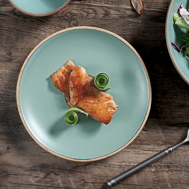 Набор столовой посуды из матовой зеленой керамической посуды 