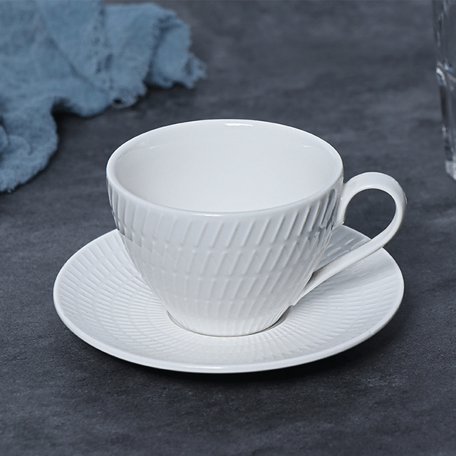 Белая фарфоровая чашка и тарелки на 5–6 унций