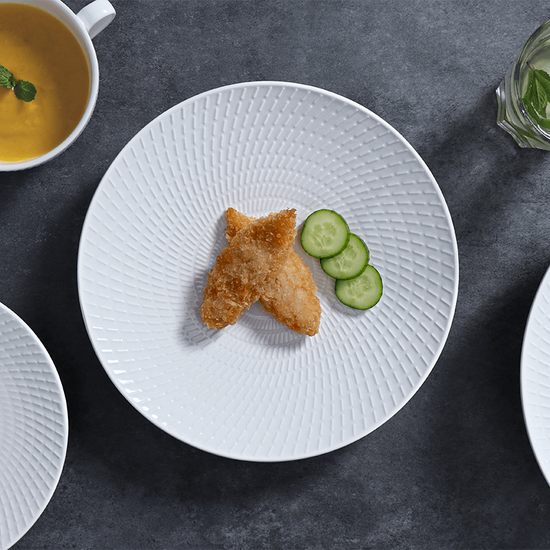 Поставщик отелей Гуанчжоу Белые тарелки для ужина Изысканная керамическая тарелка для вечеринок Изготовленная на заказ белая фарфоровая тарелка для ресторана