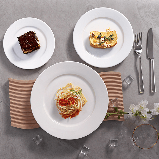 Белая изготовленная на заказ керамическая закуска партии покрывает тарелку обедающего фарфора для гостиницы ресторанов