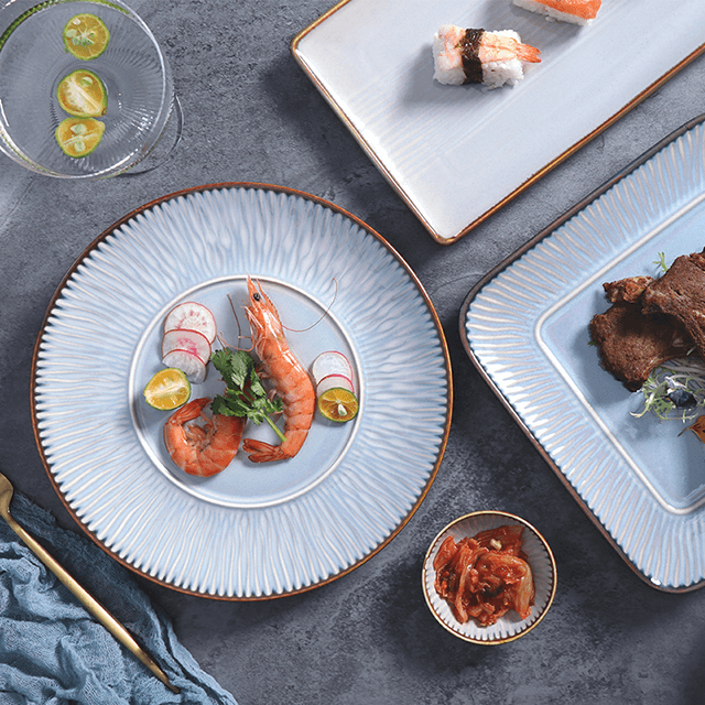 Голубая фарфоровая тарелка