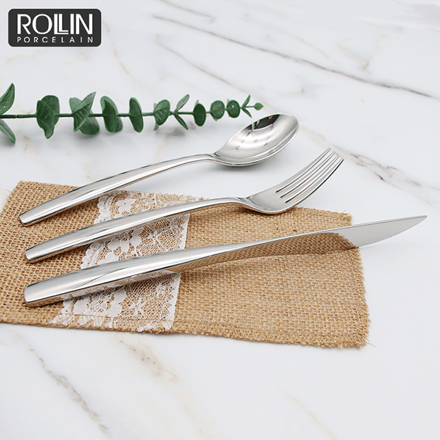 Можно настроить наборы столовых приборов из нержавеющей стали с логотипом Dinner Knife для отеля