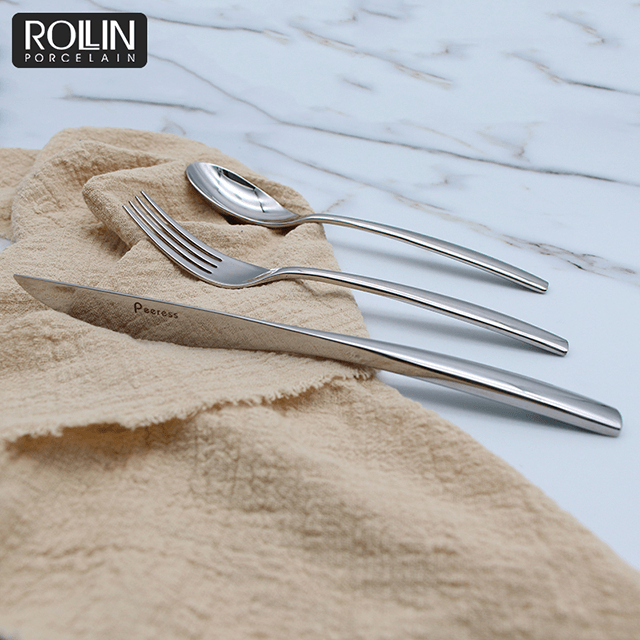 Можно настроить наборы столовых приборов из нержавеющей стали с логотипом Dinner Knife для отеля