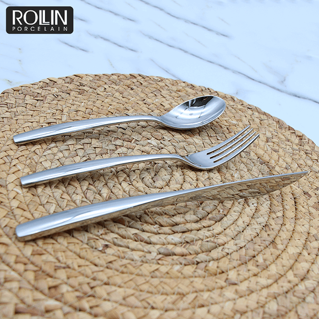 Можно настроить наборы столовых приборов из нержавеющей стали с логотипом Dinner Knife для отеля