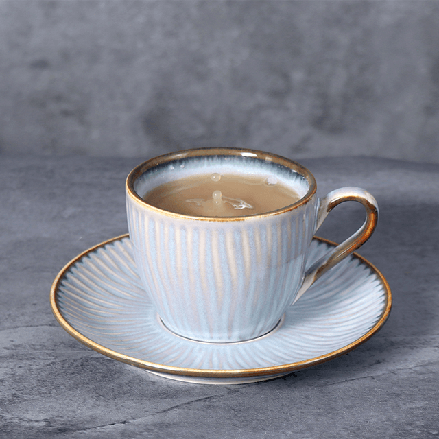 Голубая фарфоровая тарелка