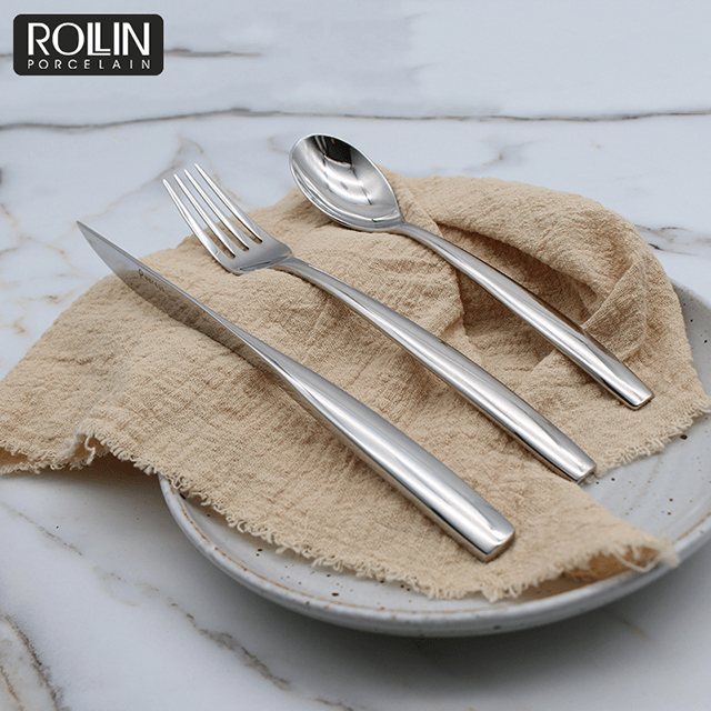 Можно настроить наборы столовых приборов из нержавеющей стали с логотипом Dinner Knife для отеля