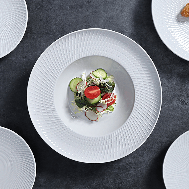 Поставщик отелей Гуанчжоу Белые тарелки для ужина Изысканная керамическая тарелка для вечеринок Изготовленная на заказ белая фарфоровая тарелка для ресторана